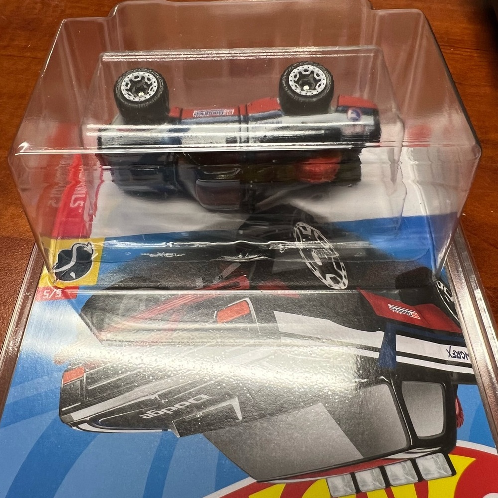 Hot Wheels 2022 Treasure Hunt - 1987 Dodge D100 pickup #186/250 - Picture 4 of 6